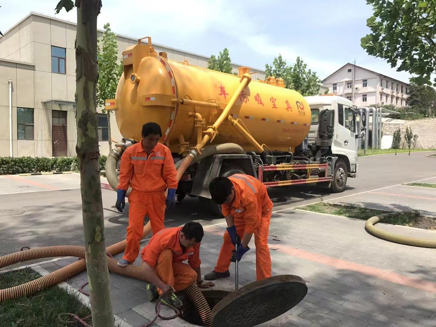 福鼎管道疏通车停在窨井附近