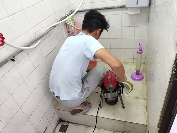 福鼎管道堵塞冒臭气 专业师傅现场解决问题