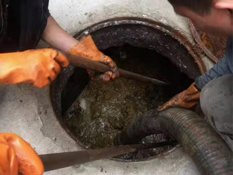 福鼎清理化粪池时如何避免沼气的危害？